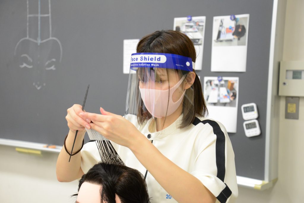 １年生初めての実技授業！ | 東京 高山美容専門学校 - オープン 