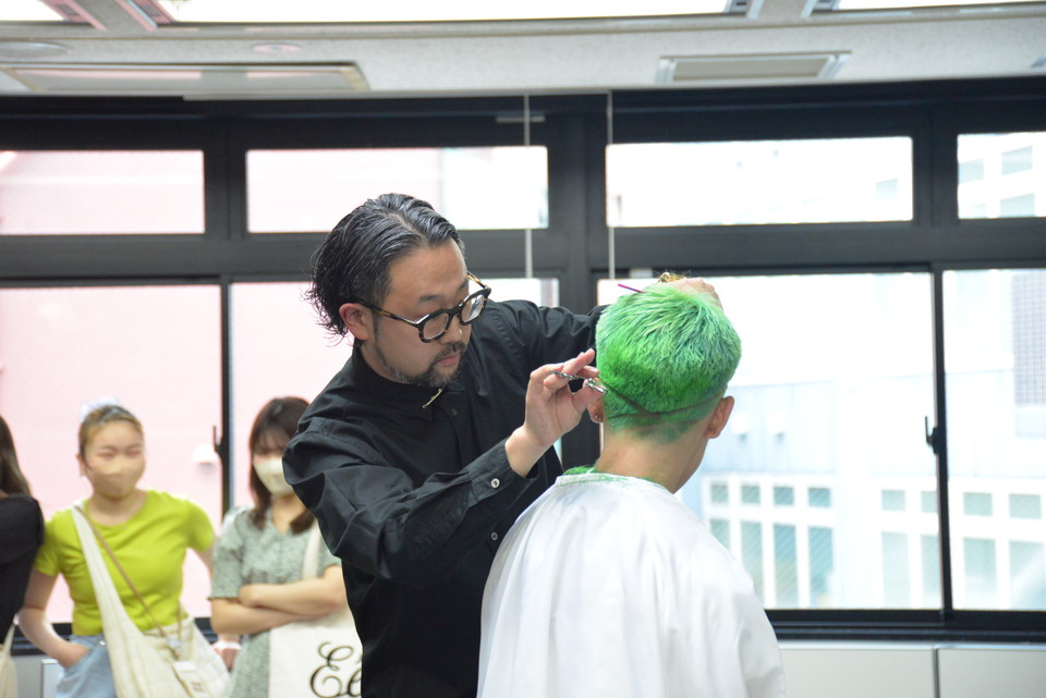 PEEK-A-BOOカットデモンストレーション