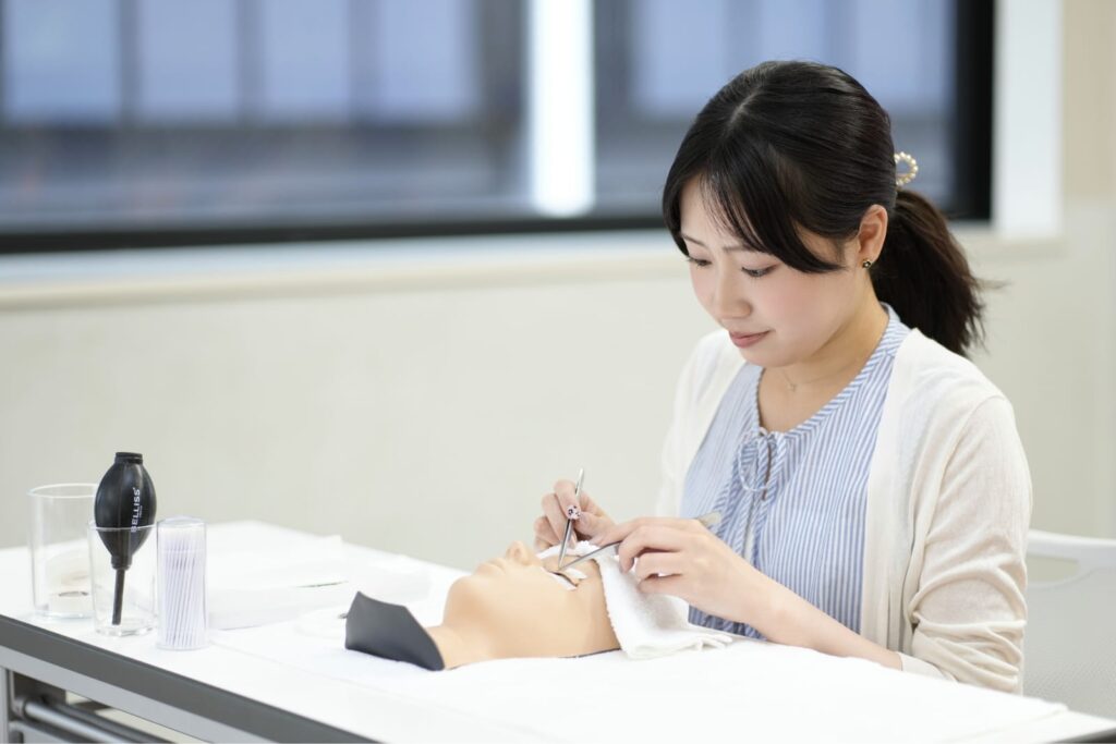 「美容師免許 × アイリスト」で広がるキャリア