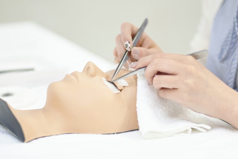 目の周りの施術って怖くない？